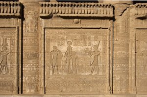 Antiquidade egípcia: Mammisi romano comemorando o nascimento de Ihy, filho de Ísis. Templo de Hathor, Denderah, Egipto. de Egyptian Ptolemaic Period