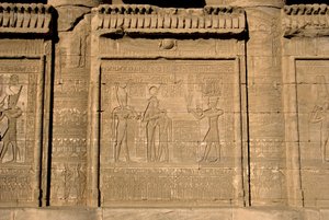 Antiquidade egípcia: Mammisi romano comemorando o nascimento de Ihy, filho de Ísis. Templo de Hathor, Denderah, Egipto. de Egyptian Ptolemaic Period