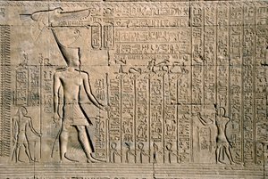 Antiquite egípcio: alívio externo com hieróglifos. Templo de Hathor, Denderah, Egito - Civilização egípcia: hieróglifos e figuras esculpidas na parede do Templo de Hathor (ou Templo do Tentyra) em Denderah, construído sob o reinado de Pepi I (ca. 2250 a.C. de Egyptian Ptolemaic Period