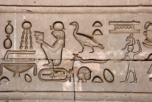 Antiquito egípcio: hieróglifos na parede oriental do Templo de Hathor, Denderah, Egito - Civilização egípcia: hieróglifos gravados na parede do Templo de Hathor (ou Templo do Tentyra) em Denderah, construído sob o reinado de Pepi I (ca. 2250 a.C.) - Templo de Egyptian Ptolemaic Period