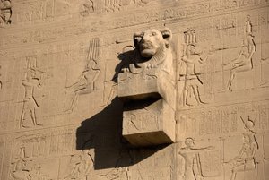 Antiguidade egípcia: gárgula de cabeça de leão, templo de Hathor, Denderah, Egito de Egyptian Ptolemaic Period
