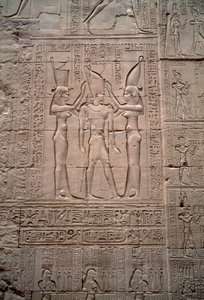 Antiquito egípcio: baixo relevo representando a coroação do rei Ptolemee IV. Templo de Horus, Edfu, Egito