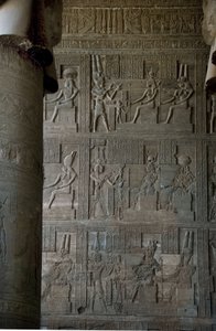 Antiquite egípcia: relevos dentro da sala hipócrita do templo dedicado a Hathor, Denderah, Egito de Egyptian Ptolemaic Period