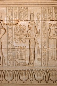 Antiguidade egípcia: representação de uma mulher trazendo oferendas à deusa Hathor, Templo de Hathor, Denderah, Egito - Civilização egípcia: mulher trazendo oferendas à deusa Hathor - Figura esculpida na parede do Templo de Hathor (ou Templo do Tentyra) i de Egyptian Ptolemaic Period