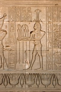 Antiguidade egípcia: representação do deus do Nilo, Hapy e hieróglifos, Templo de Hathor, Denderah, Egito - Civilização egípcia: o deus do Nilo, Hapy e hieróglifos esculpidos na parede do Templo de Hathor (ou Templo do Tentyra) em Denderah, de Egyptian Ptolemaic Period