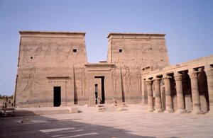 Antiquite egípcio: vista da entrada do templo de Edfu (Edfu) dedicado ao divinita Horus e construído entre 237 e 57 aC. Egito de Egyptian Ptolemaic Period
