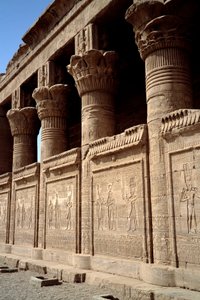 Arquitectura egípcia: vista do Templo de Hathor em Denderah. Período ptolemaico. Egito. de Egyptian Ptolemaic Period