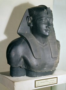 Fragmento de uma estátua de estilo egípcio de Ptolomeu I, 305-283 aC (basalto)