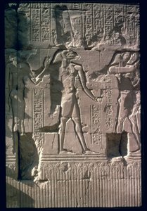 Relevo retratando Khnum, da parede da tela do Templo de Khnum (calcário)