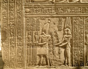 Relevo retratando Ptolomeu VIII Euergetes II (Physkon) e Cleópatra III fazendo oferendas aos deuses