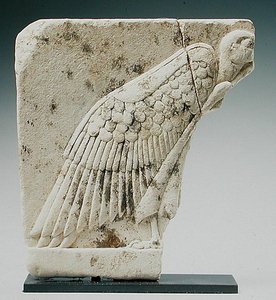Alívio que representa um abutre (calcário) de Egyptian Ptolemaic Period