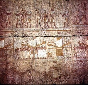 Relevo retratando barcos sagrados transportados por sacerdotes em procissão, do Santuário de Philip Arrhidaeus (323-317 aC) Dinastia Macedônia (granito)