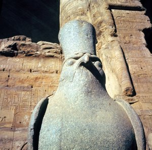 Estátua de Horus, no Tribunal de Oferendas do Templo de Horus (detalhe)