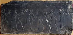 Antiguidade egípcia: placa de calcário decorada em baixo relevo representando a prensagem de flores de lótus, século VIII a VII a.C. (relevo) de Egyptian School