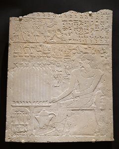 Relevo do túmulo de Khnumti, c.2345-2184 a.C. (pedra calcária branca) de Egyptian School