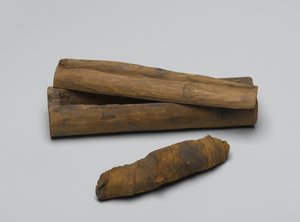 Pequeno caixão de cobra, com múmia, 664 aC-322 aC (madeira, restos de animais e linho)
