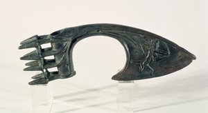 Lâmina de machado representando um arqueiro, possivelmente de Lorestan, Irão, final do 2º ou início do 1º milénio a.C. (bronze) de Elamite