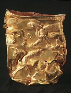 Copo decorado com touro alado e monstros com cabeças de águia, de Marlik, Irã (ouro)