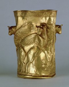 Copo decorado com touros alados flanqueando uma árvore, de Marlik, Irã, século XII a XI (ouro)