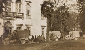 Álbum da Primeira Guerra Mundial em Friuli-Venezia Giulia: chegada da ambulância com os feridos em Villa Brazzà, casa de 17 do Hospital de guerra em Soleschiano Manzano, 25/11/1915 (foto a p/b) de Elena Bianconcini