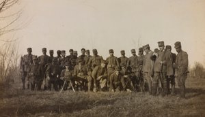 Álbum da Primeira Guerra Mundial em Friuli-Venezia Giulia: retrato de grupo dos soldados da Infantaria 112.mo com duas metralhadoras perto da Torre do Rio de Elena Bianconcini