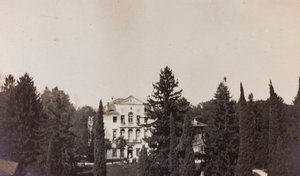 Álbum da Primeira Guerra Mundial em Friuli-Venezia Giulia: vista de Villa Brazzà, lar de 17 do Hospital de Guerra em Soleschiano Manzano, foto tirada da torre da igreja, 01-04/1916 (foto a p/b) de Elena Bianconcini