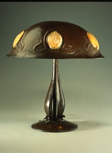 Candeeiro de mesa, c.1910 (concha de abalone de cobre e pérola) de Elizabeth Eaton Burton