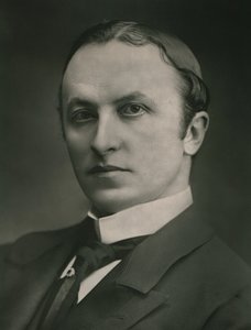 O Senhor Honorável Curzon de Kedleston, c1890s. de Elliott and Fry