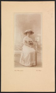 Retrato da Sra. M.C. Lucassen-Van Idsinga com chapéu e vestido sentado em um sofá de Else Weissenborn