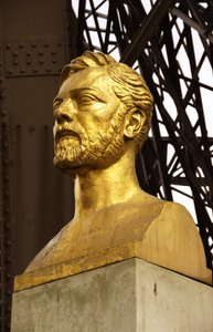 Busto de Gustave Eiffel sob a Torre Eiffel, Paris, França