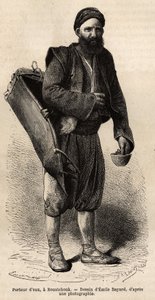 Um transportador de água, um comerciante itinerante posando com o seu equipamento, uma espécie de caixa de tanque e um recipiente usa como medida e copo, em Roustchouk (Roménia), gravando após o desenho de Emile Bayard, ilustrando a viagem à Bulgária, por  de Emile Antoine Bayard
