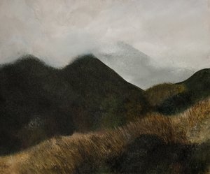 Picos das Montanhas Envoltos em Nevoeiro de Emily Tingey