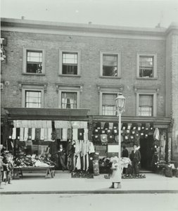 7-8 Gainsborough Road: elevações frontais, Londres, 1899 de English Photographer