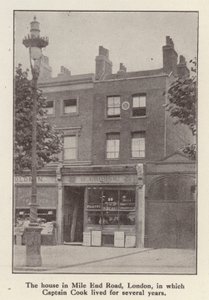 88 Mile End Road, Londres, casa onde o explorador inglês Capitão James Cook viveu desde 1764 até a sua morte (foto a p/b) de English Photographer