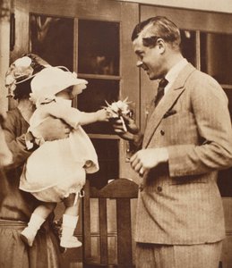 Uma criança mãos Rei Edward VIII um buquê no Enham Village Center, 1926 de English Photographer