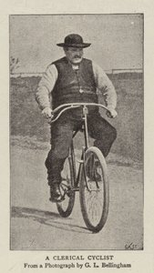 Um ciclista clerical de English Photographer