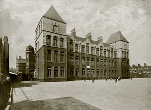 A Famous London Board School (foto a p/b) de English Photographer
