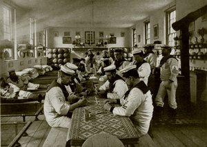 Uma Sala no Quartel Naval, Ilha da Baleia, Portsmouth (foto a p/b) de English Photographer