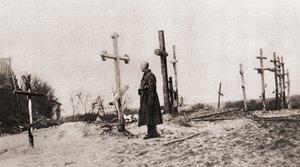 Um soldado russo no túmulo de um camarada de armas durante a Primeira Guerra Mundial, de The Illustrated War News, 1915 de English Photographer