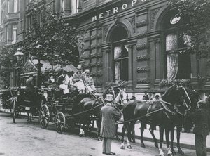 Uma carruagem puxada por cavalos na rua em frente ao Hotel Metropole de English Photographer