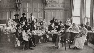 Uma reunião de costura das senhoras da Cruz Vermelha no Claridge&39;s Hotel, fazendo camisetas de lã para o esforço de guerra durante a Primeira Guerra Mundial, de "The Illustrated War News", 1914 de English Photographer