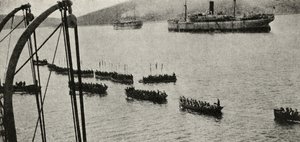 Uma força de desembarque deixando os transportes para a costa durante a Campanha de Gallipoli, de "A Grande Guerra: Uma História", volume III, 1916 de English Photographer