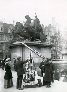 Um telescópio para ver o Big Ben no Embankment pela estátua de Boadicea de English Photographer