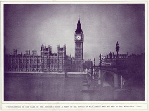 Uma visão das Casas do Parlamento e do Big Ben nos raios da lua dos caçadores, durante o black-out, do The Illustrated War News, publicado em 8 de novembro de 1939 de English Photographer