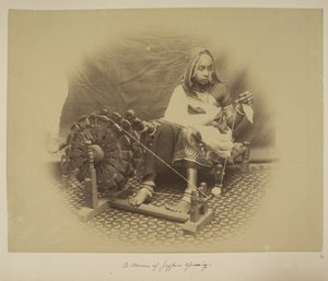 Uma mulher de Jeypore girando, c.1890 (foto p/b) de English Photographer
