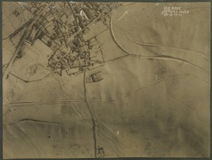 Fotografia aérea com trincheiras da Primeira Guerra Mundial, 1917 de English Photographer