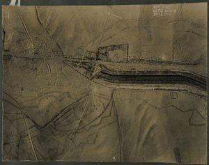 Fotografia aérea com trincheiras da Primeira Guerra Mundial, 1917 de English Photographer
