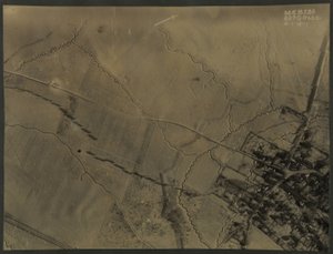 Fotografia aérea com trincheiras da Primeira Guerra Mundial, 1918 de English Photographer