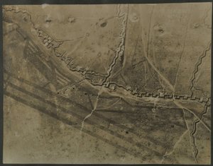 Fotografia aérea com trincheiras da Primeira Guerra Mundial, 1918 de English Photographer