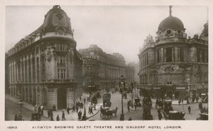 Aldwych mostrando o teatro Gaiety e o Waldorf Hotel de English Photographer